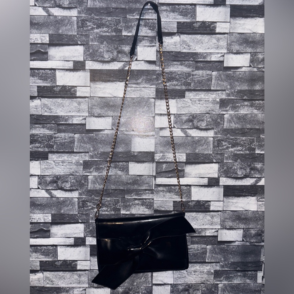 Elegant Black Crossbody Bag with Chain Detail